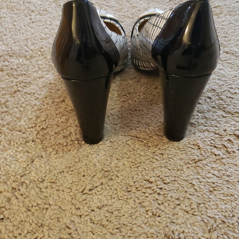 Shoes - Picture 6 of 7